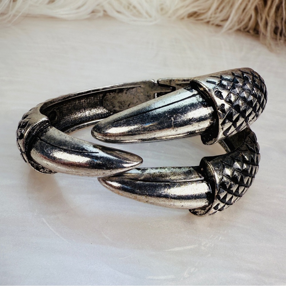 Aged Silvertone Textured Claw Hinged Bracelet - image 5